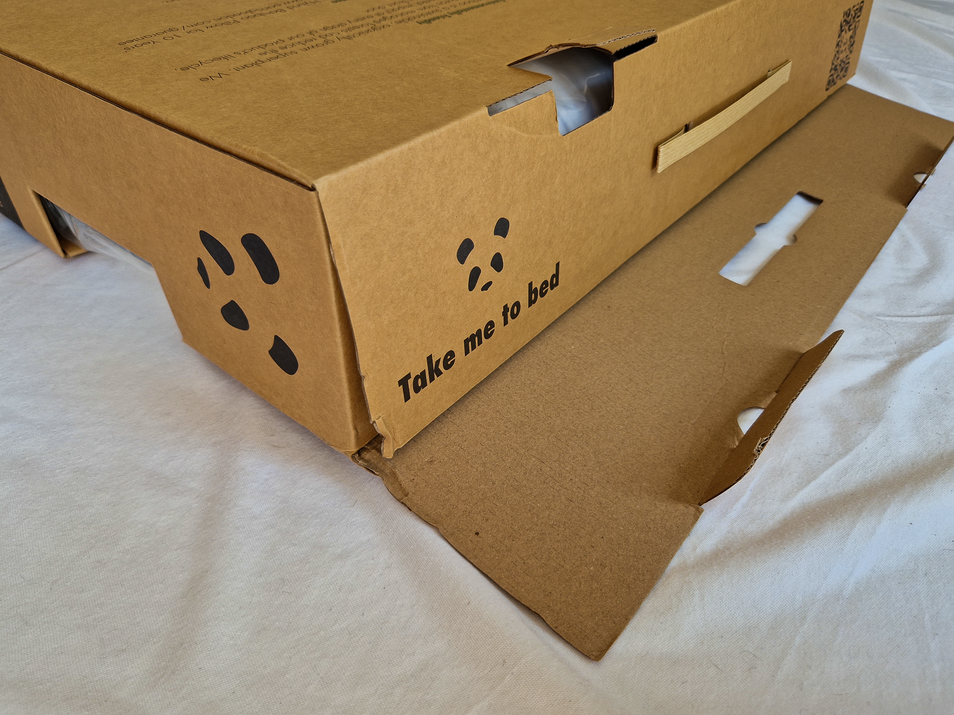 Panda Hybrid pillow with box open